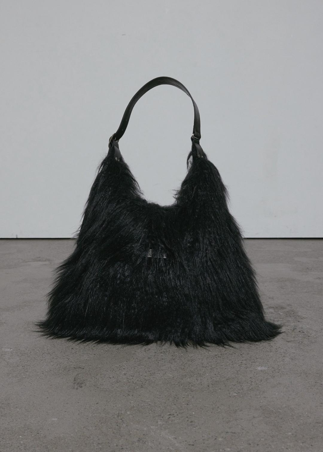 [ 순차 발송 11/14 ~ ] LONG HAIR STRAP HOBO BAG, BLACK