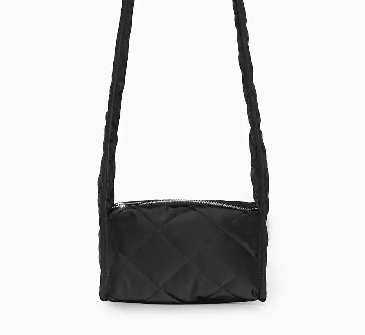아라즈스니커즈 [국내매장판] 코스 다이아몬드 퀼티드 미니 크로스바디백 블랙 1197787001/1159068001