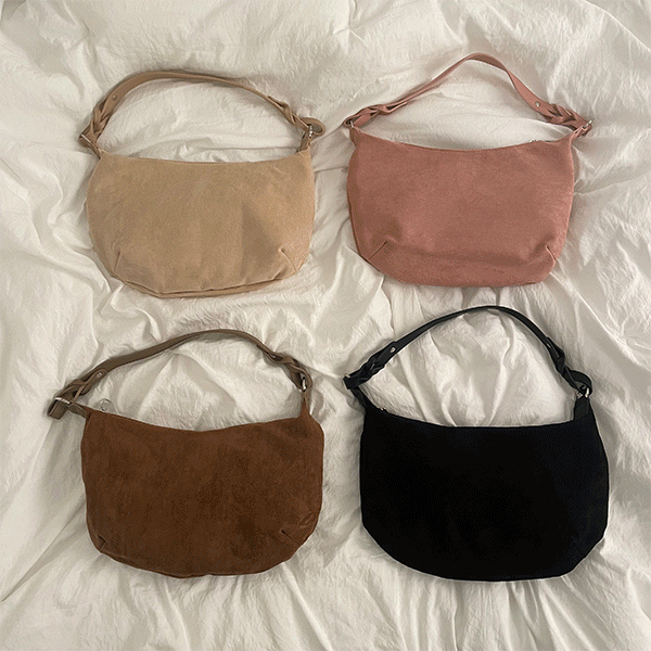 하프문 스웨이드 크로스 숄더백