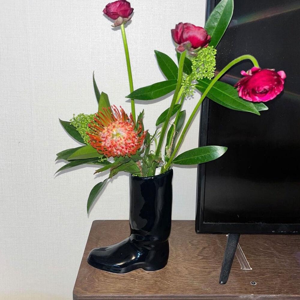 boots vase black
