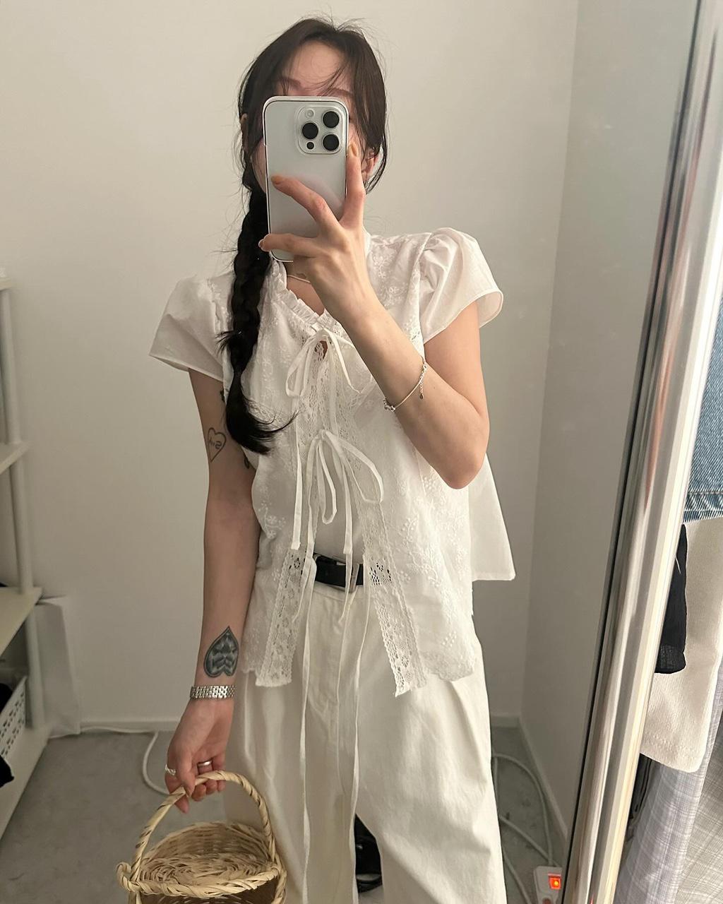 유인어스 카오 여성 여름 하객룩 출근룩 오피스룩 휴양지룩 휴가룩 레이어드 이너 라운드 레이스 자수 펀칭 퍼프 리본 캡소매 반팔 블라우스