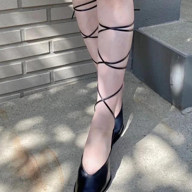019. Stiletoe strap heel (black, white)