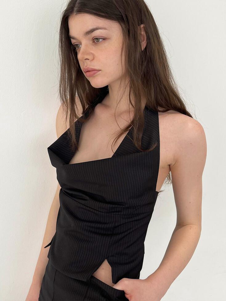 홀터넥 핀스트라이프 탑 (블랙)