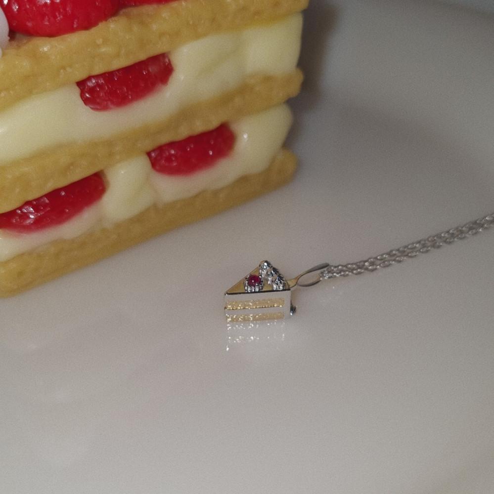 a piece of cake necklace 조각케이크 목걸이