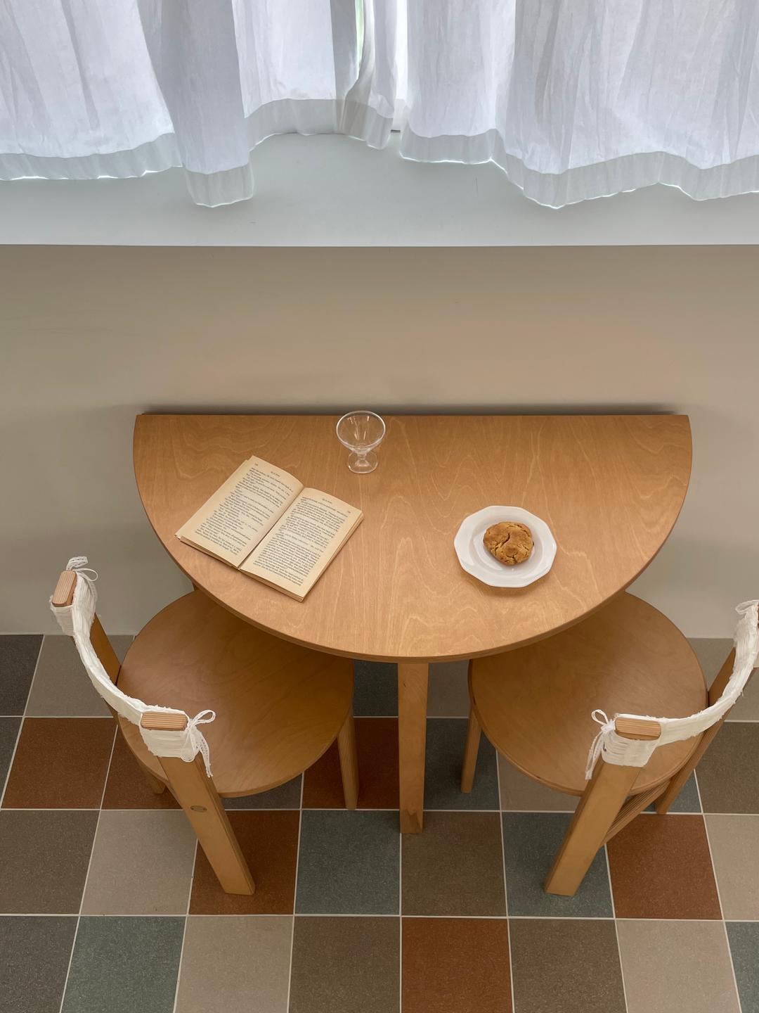 Round folding table(M)