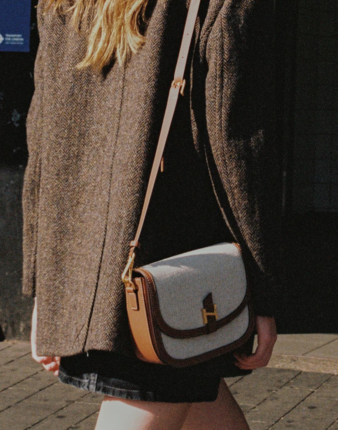 [23FW] [아카이브H] 베이지 H장식 캔버스 플랩 크로스백