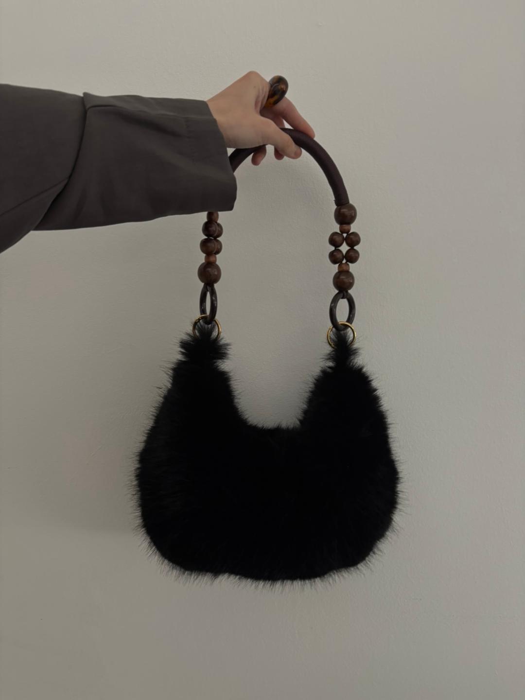 포어티 Winter Basic Pompom Shoulder Bag (Black) - 포인트 숄더백 방울백 밍크가방