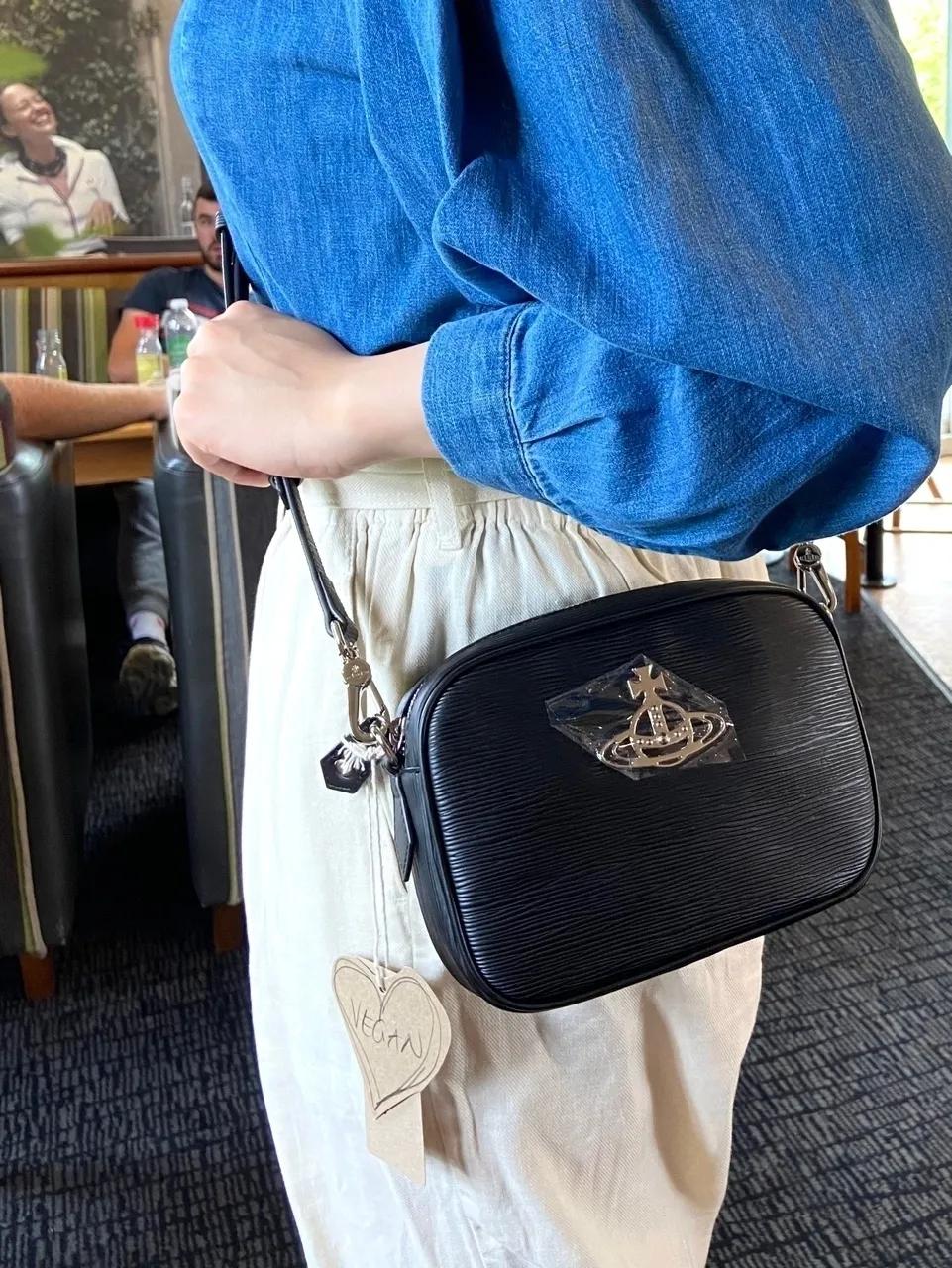 비비안 웨스트우드 안나 카메라 크로스 백 | 상품 상세 | 크로켓