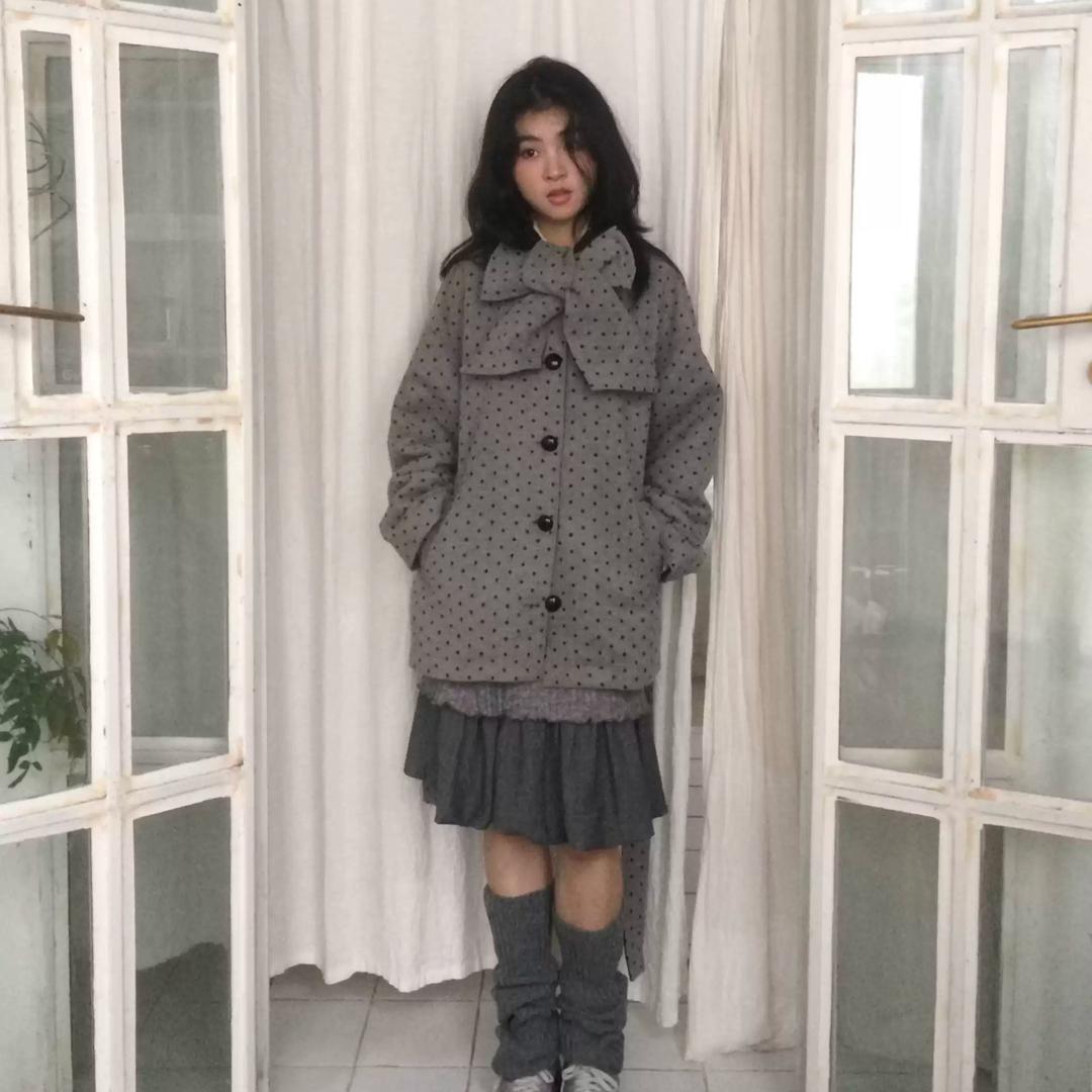 SicAstra 그레이 도트 리본 타이 스카프 땡땡이 모직 코트