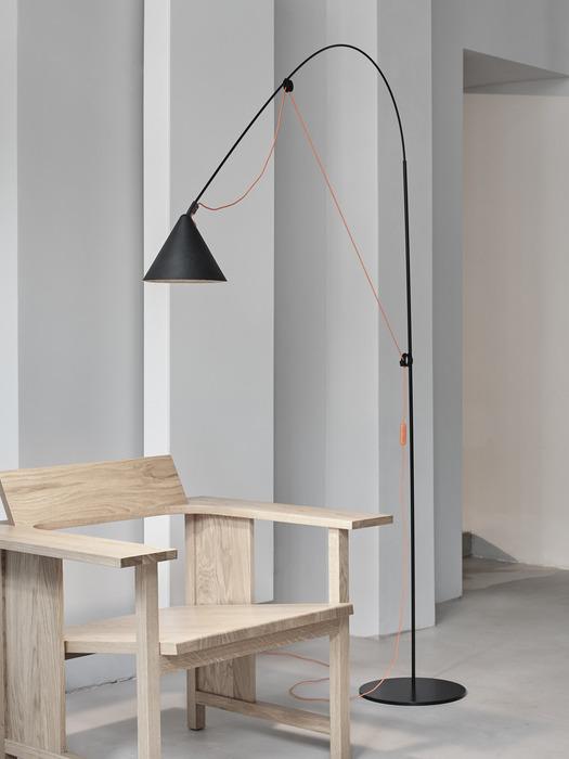 AYNO L Floor Lamp Black