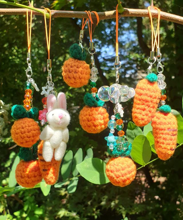 뜨개 귤 감귤 당근 폰줄 키링 군번줄 책갈피 핸드폰 부착 고리 열쇠고리 오렌지 주황 키홀더 북마크 뜨개질 인형 제주도 토끼 구름 별 하늘 비즈 그린 네잎클로버 행운 소원 선물