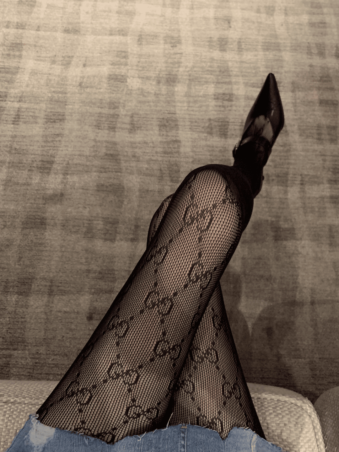 Queen pattern mesh stockings (black)