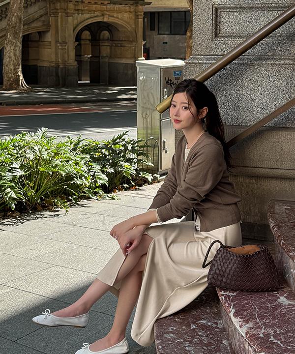 케이클럽 [뉴컬러추가/5만장돌파/MADE]온리 프리미엄 베이직 금장 니트 가디건 (S-L/데일리룩/개강룩/출근룩/봄가디건/브이넥가디건/레이어드가디건/세미크롭)