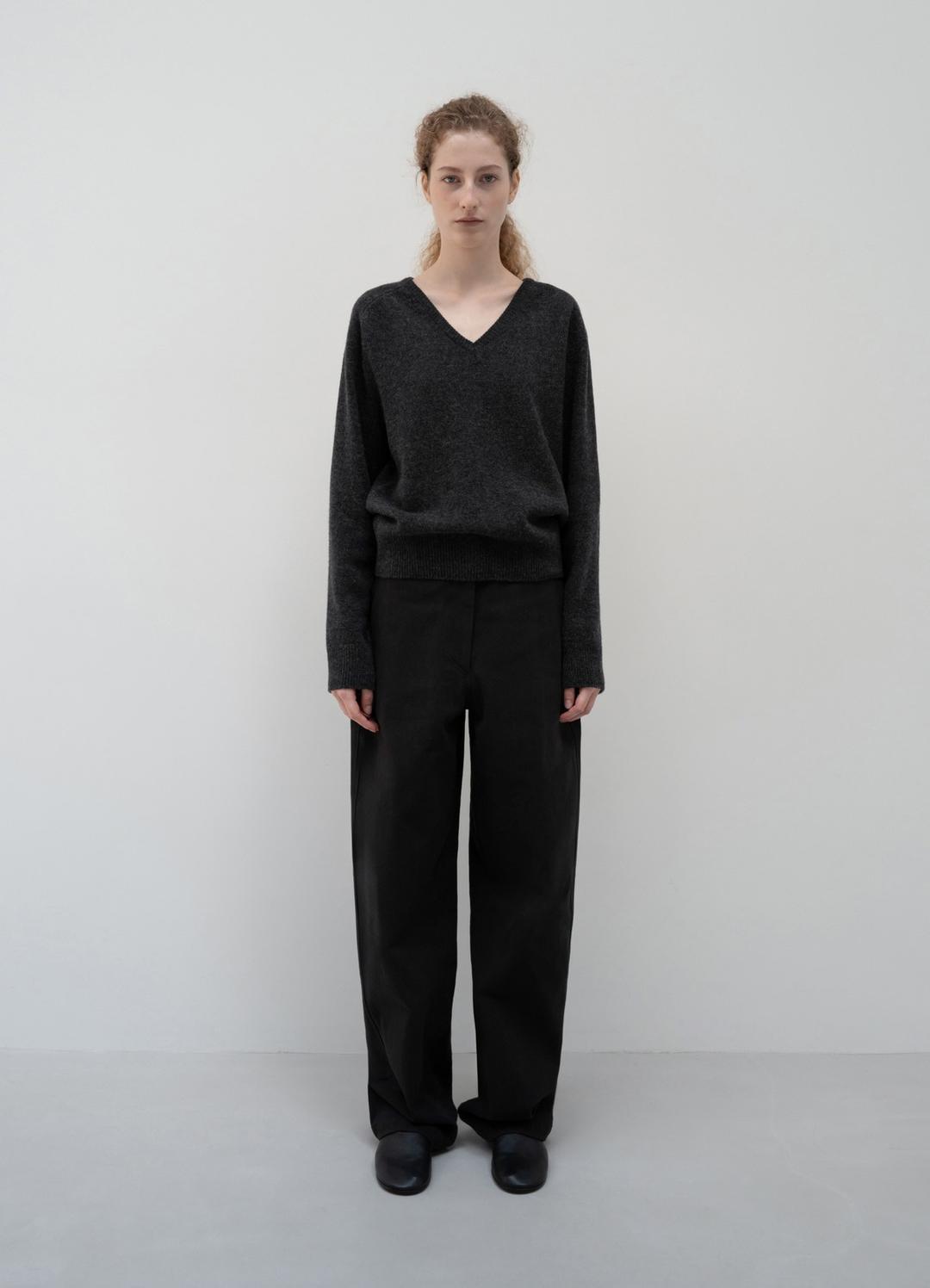 Merino Wool V-Neck Pullover / Charcoal