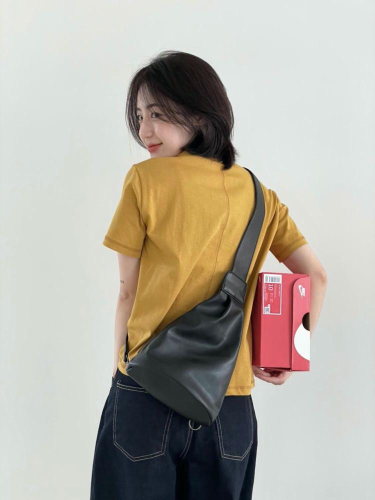 Cross leather sling bag 크로스 레더 슬링백 힙색 블랙