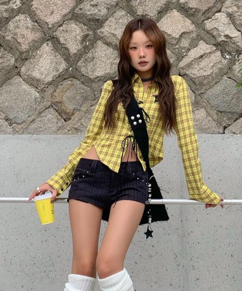 STRIPED STUDDED SHORT PANTS / BLACK