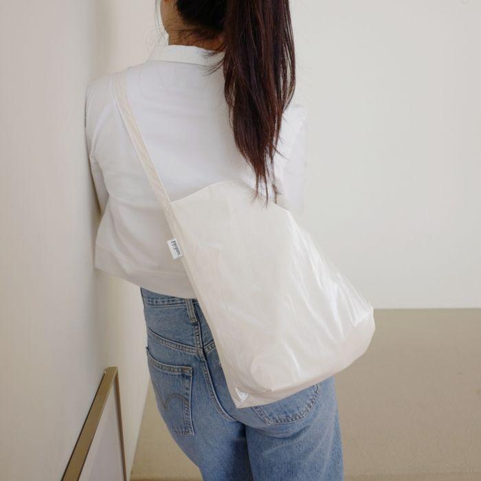 Glossy shoulder bag (ivory)