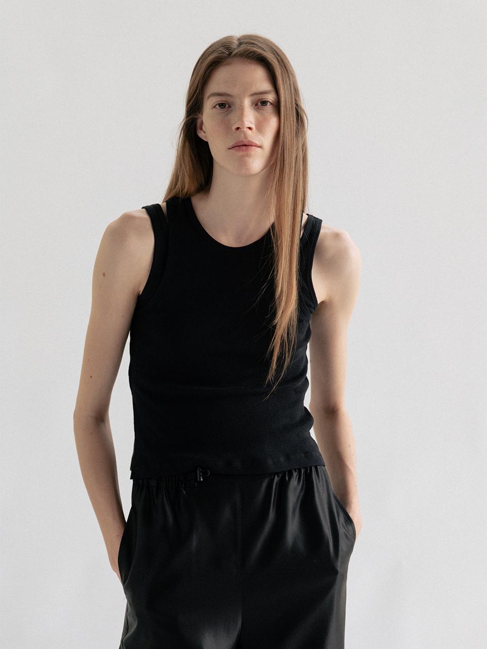layered sleeveless top (black)