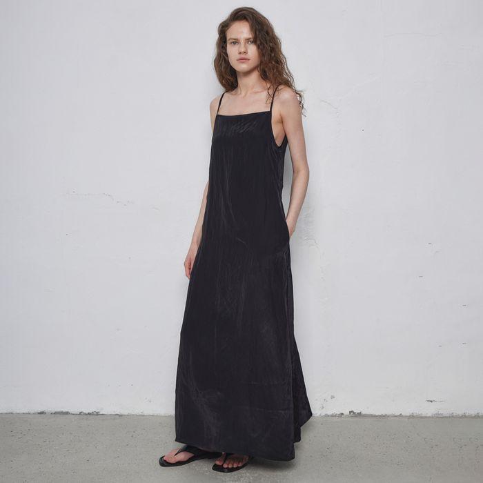 Crinkled Glow Back Tie Dress_Black