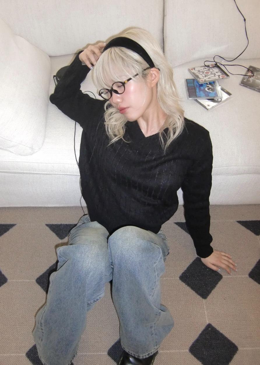 TWIST V-NECK KNIT TOP