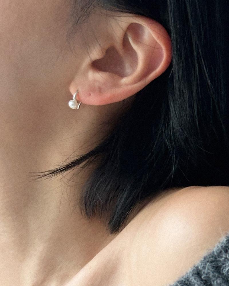 Basic pearl earrings