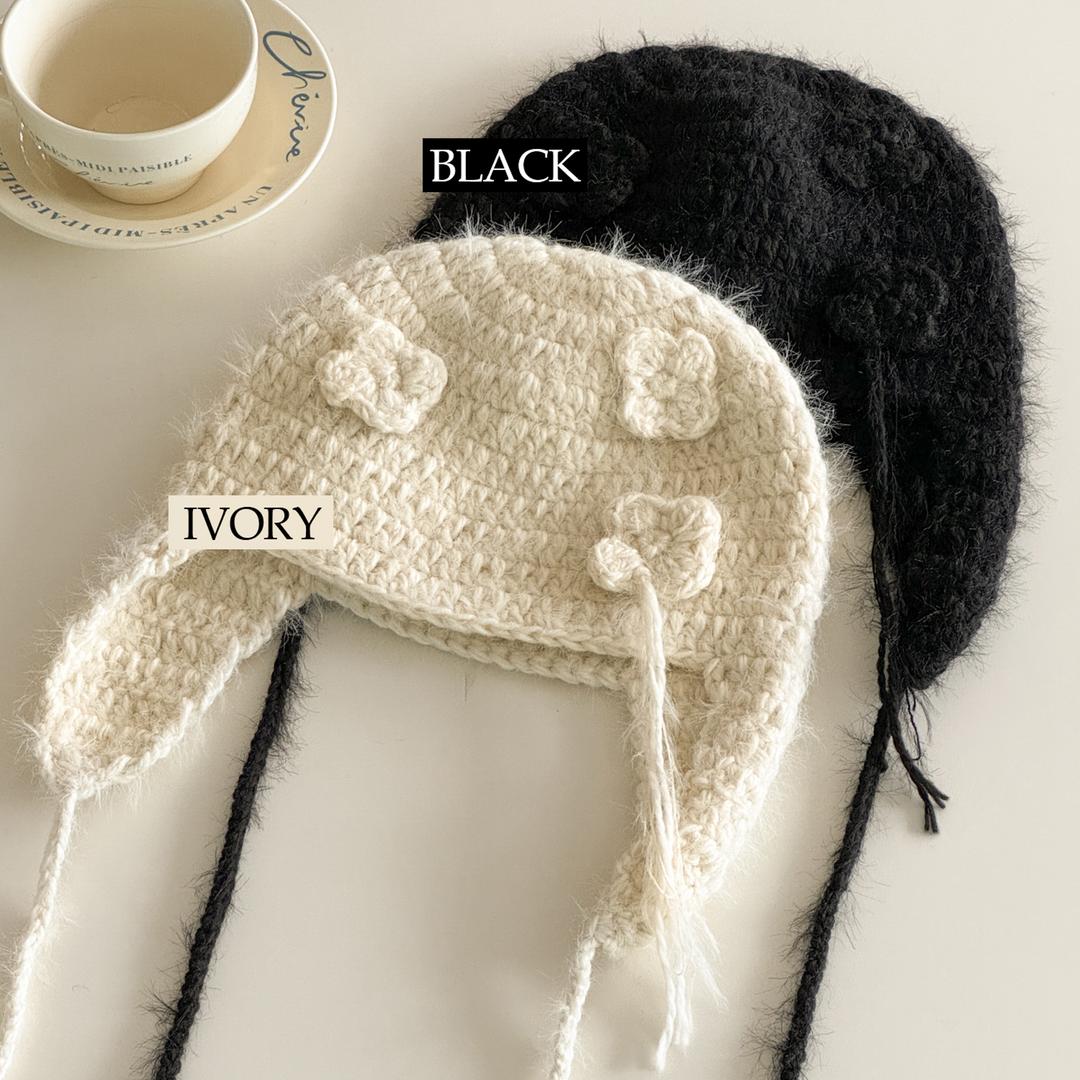 블루씨티 [단독] 클로버 스트링 꽃 니트 귀달이 비니 모자 2color