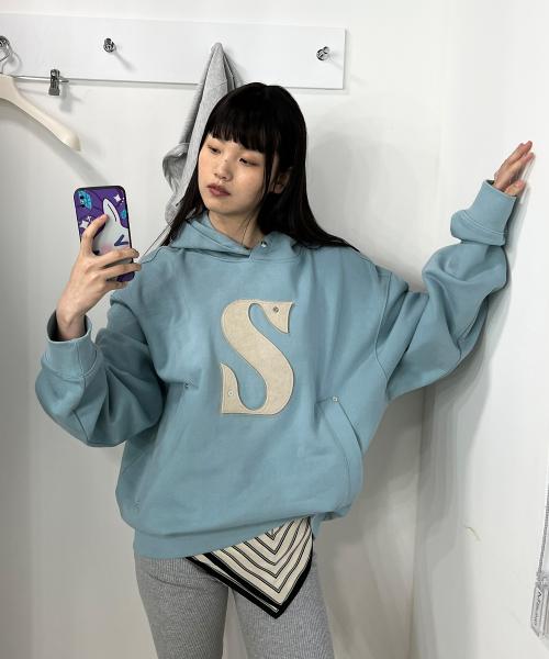 리벳 아플리케 포켓 로고 후드 포그 블루