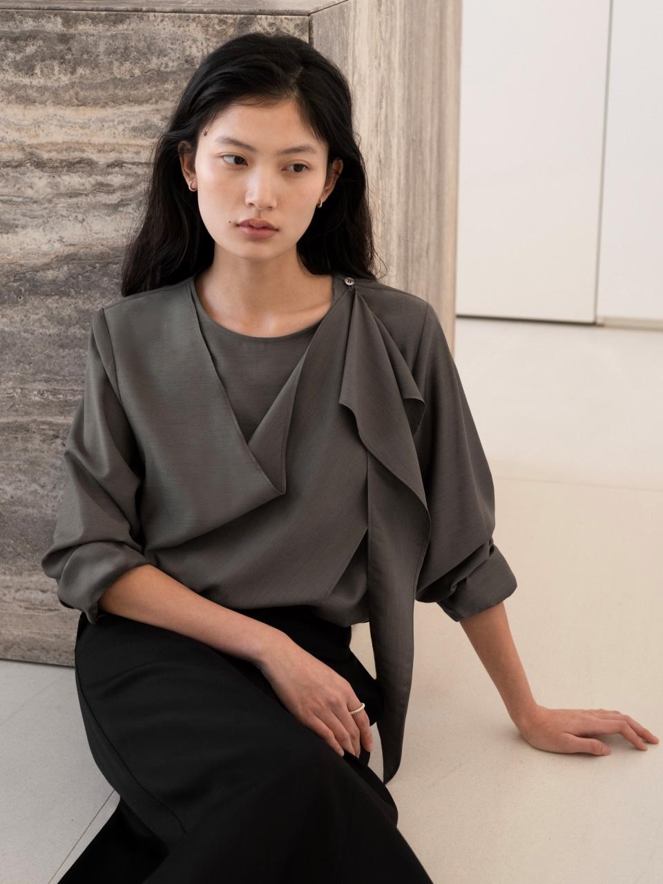 셀리아 스프링 드레이프 타이 블라우스[charcoal brown]