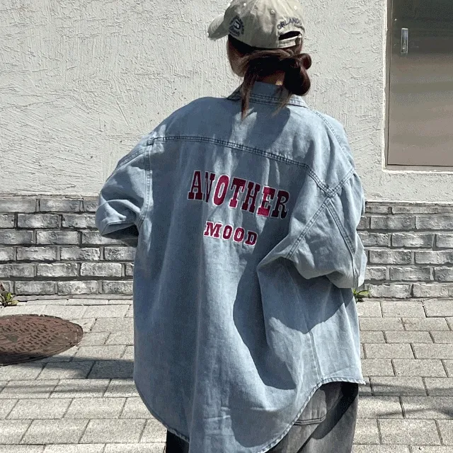 [오버핏] 가을무드 백 프린팅 자수 연청 데님셔츠 / 연청 셔츠 / 청남방 / 데님남방 / 오버핏셔츠 / 스트릿 / 빅사이즈 / 청자켓 / 셔츠자켓