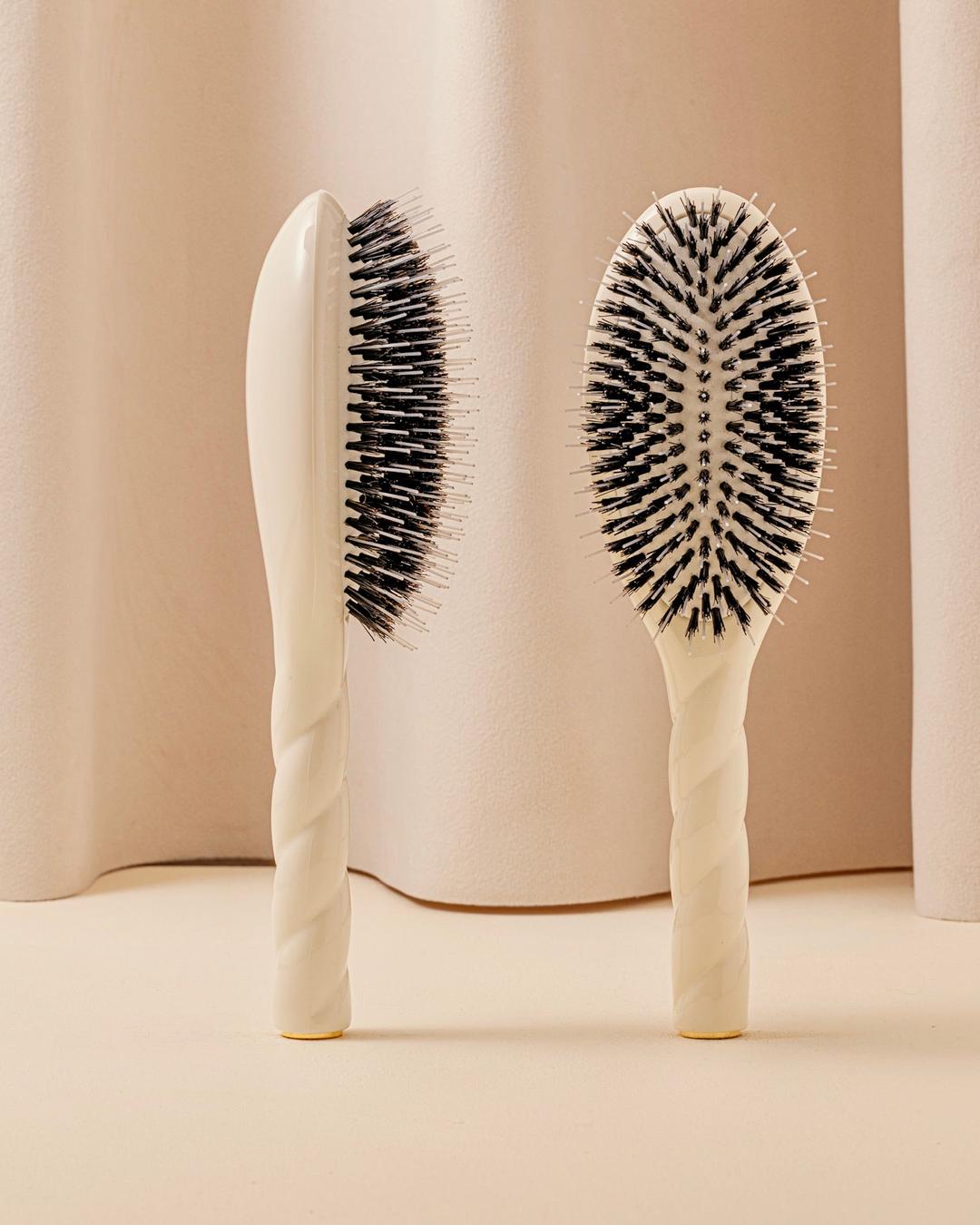 N.02 The Care & Detangling HairBrush The Essential Creamy White