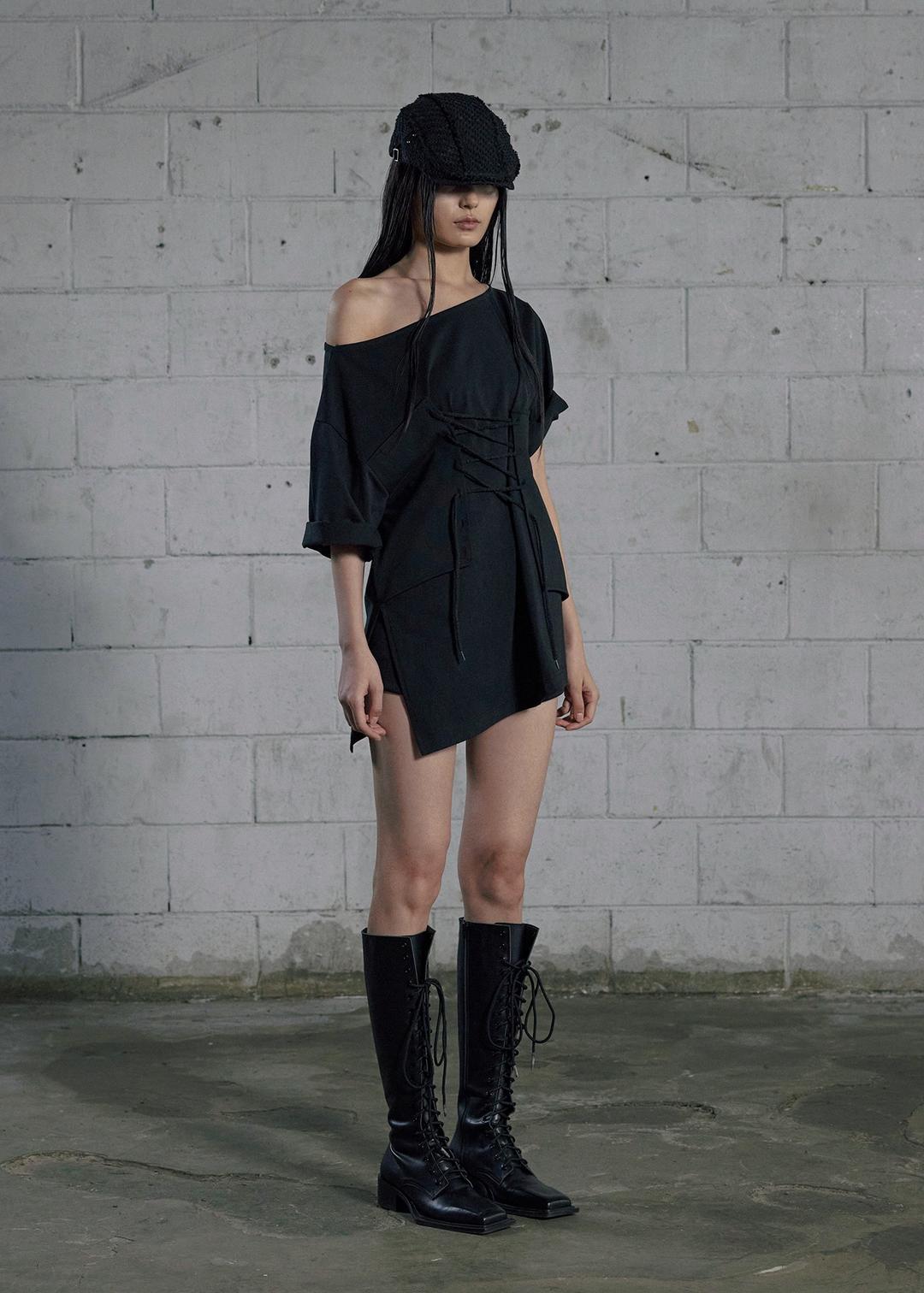 UNBALANCED CORSET OVERSIZED T, BLACK