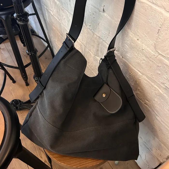 [29CM 단독] 벨트 호보백 Belt Bag - Dark Grey