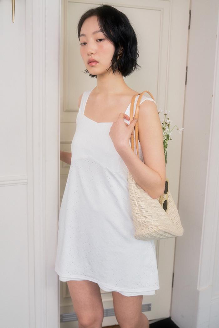 room no.113 Mone white