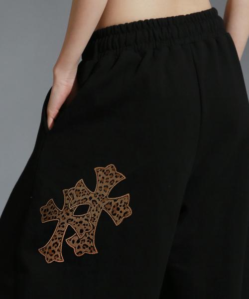 레오파드 트윈 크로스 아플리케 트레이닝 핀턱 와이드 팬츠_블랙