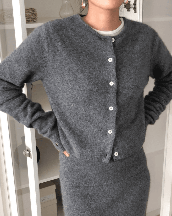 이너프 [그레이 차콜 당일배송] 파운더스 멧 라쿤 가디건 캐시미어 가디건 핑거홀 레귤러핏 라운드넥 롱슬리브 데일리 여리여리 드뮤어룩 클래식 우아한룩 이너프