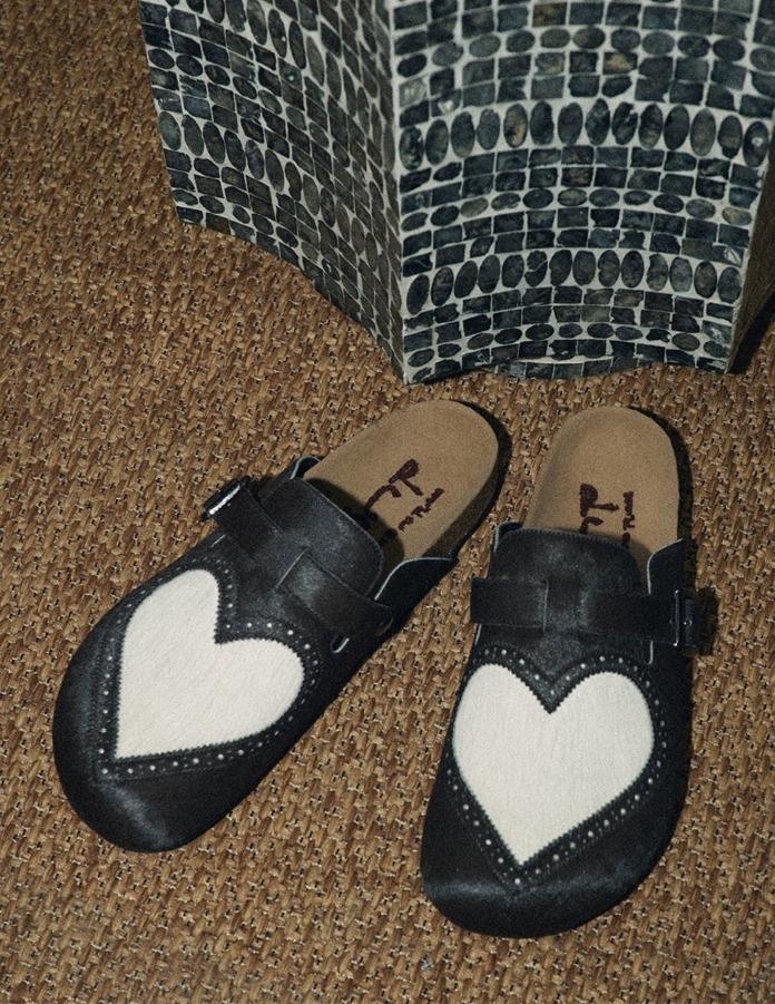 CONP Heart Closed-Toe Slides (다크 브라운)