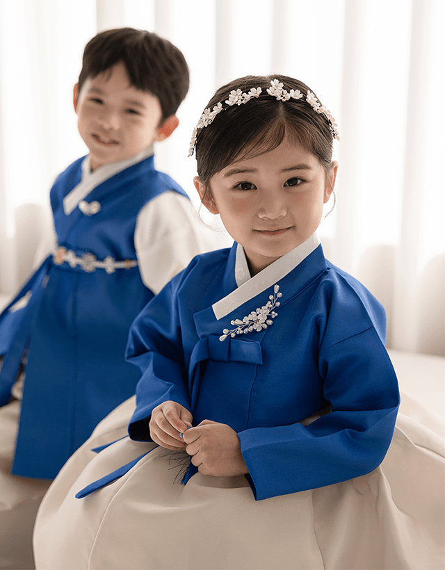 진영 파랑저고리 베이지치마