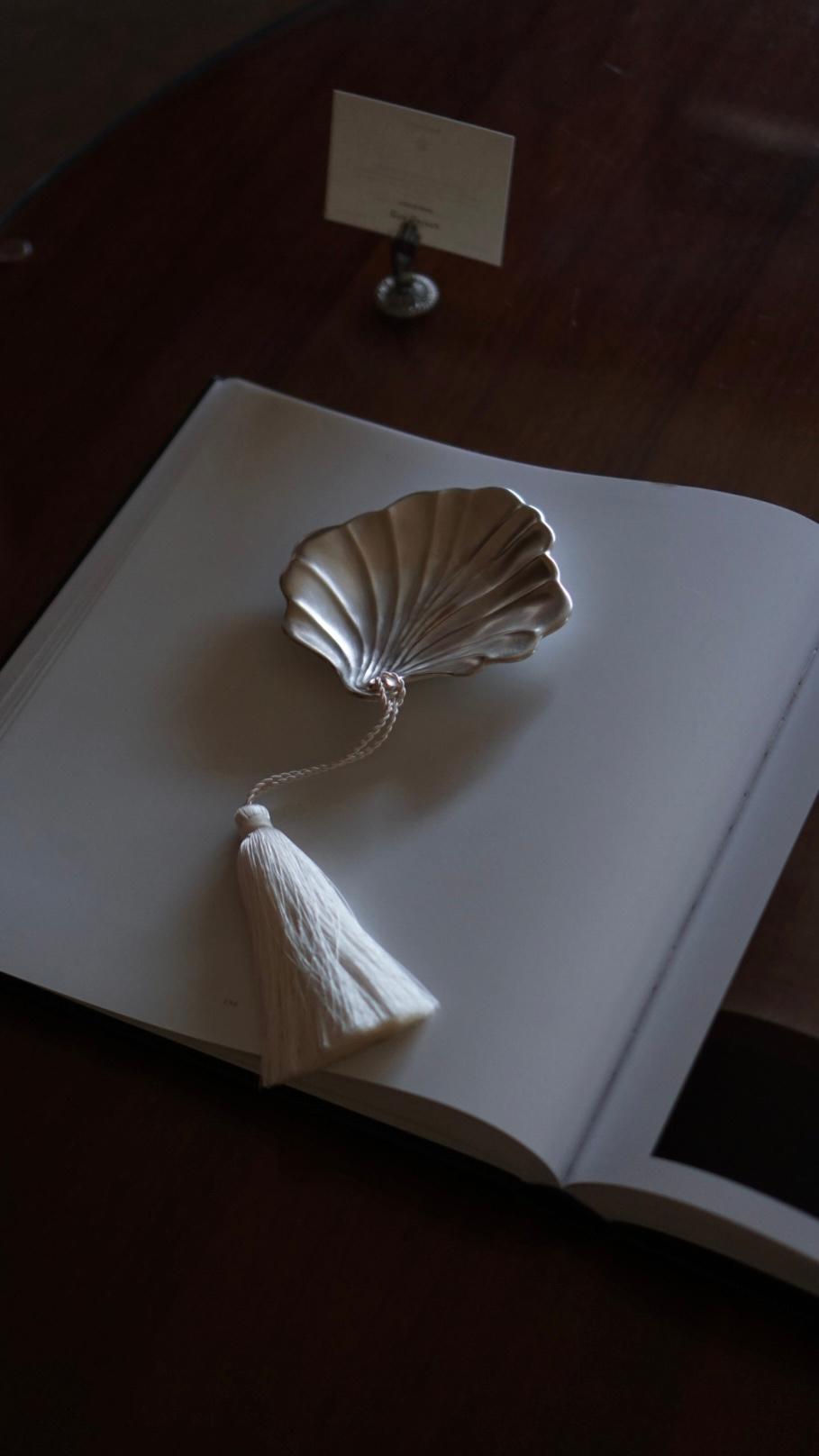 Tasseled venus shell plate silver A