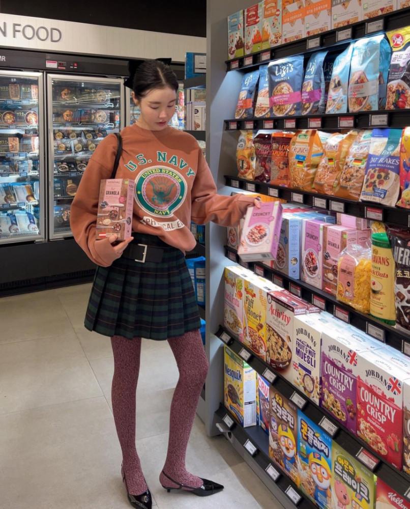 헬더 네이비피그 맨투맨 2color