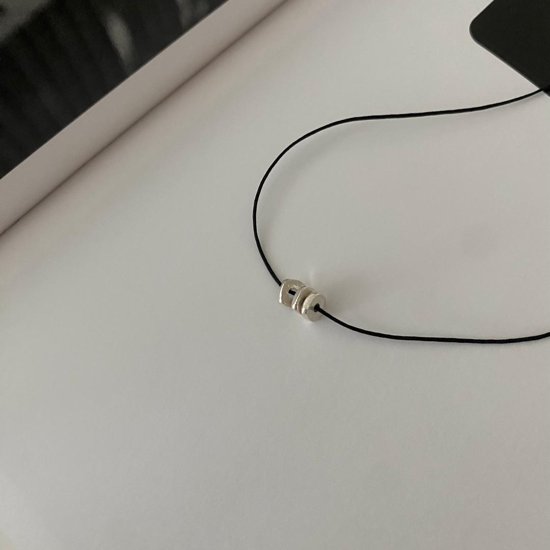 Seel strap necklace