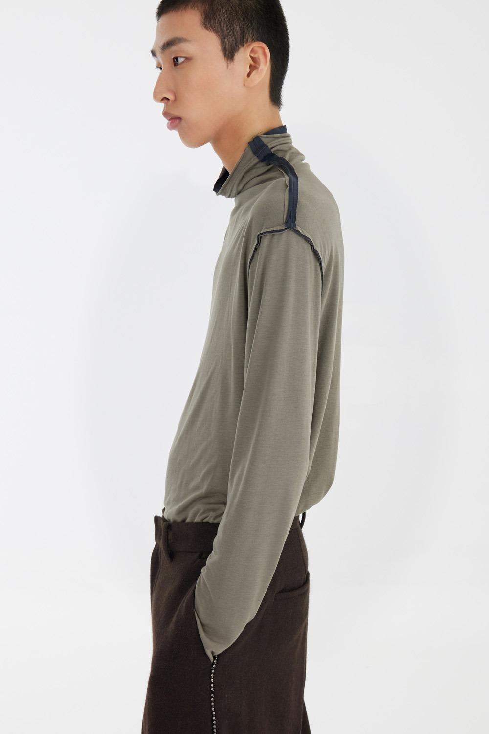 Cut-Off Turtleneck T-shirt