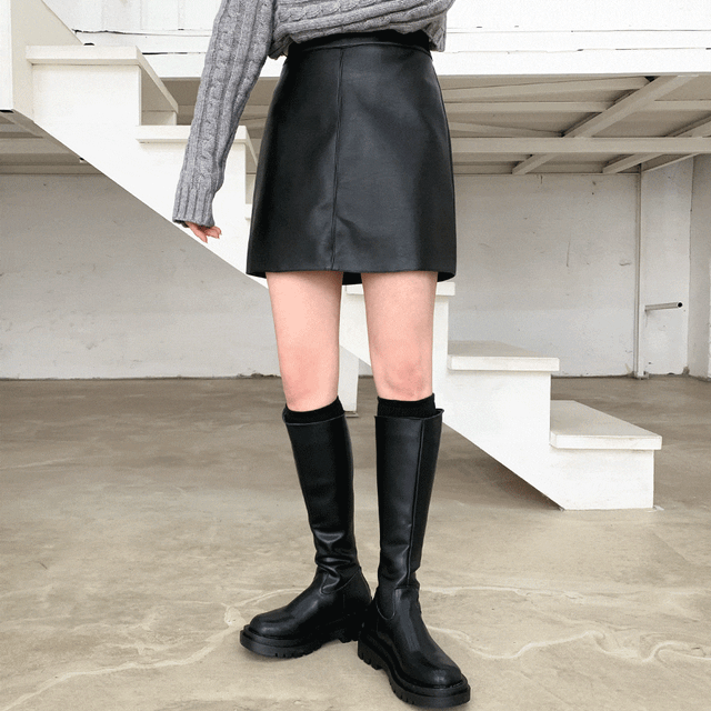 플럼 레더스커트