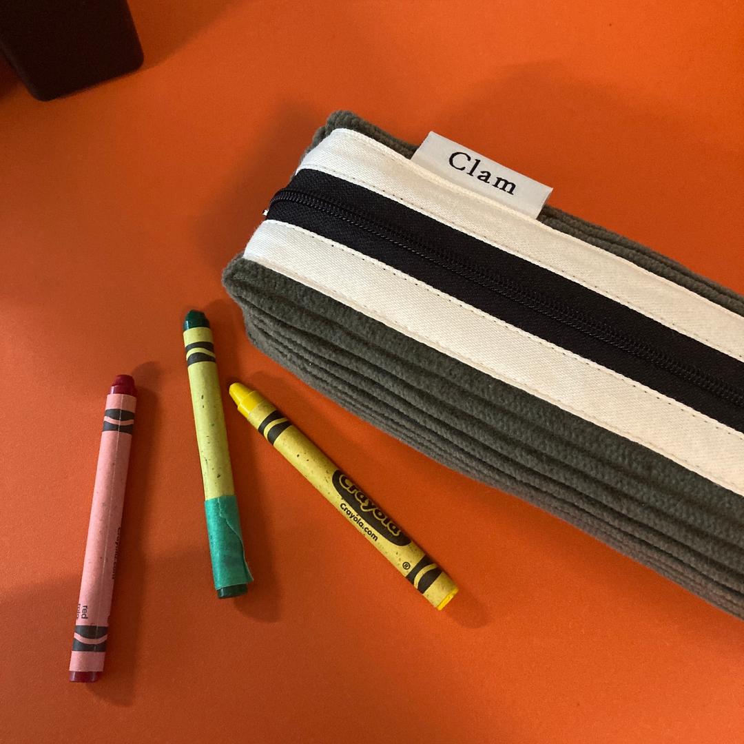 Clam round pencilcase _ Kaki corduroy
