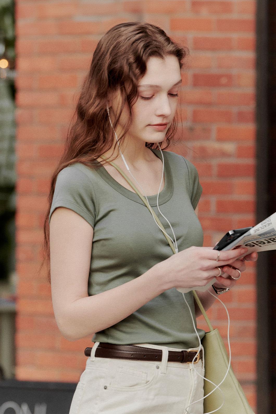 [10%] W_립 U넥 슬림 핏 반소매 티셔츠