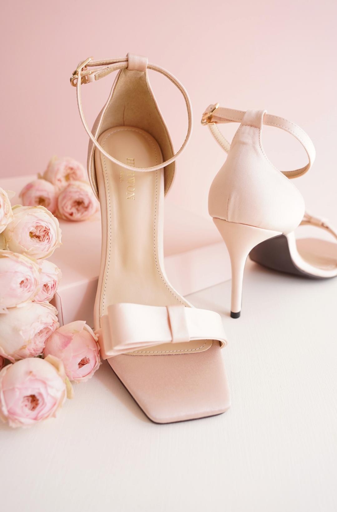 [부티크헤르원] Black Lily Ankle Strap Sandal_22SS_블랙릴리 오픈토 앵클  스트랩 샌들_베이지 새틴