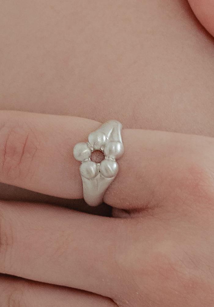 Bold bloom ring