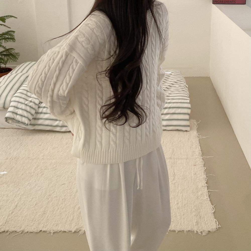 여성 브이넥 오버핏 케이블 꽈배기 니트
