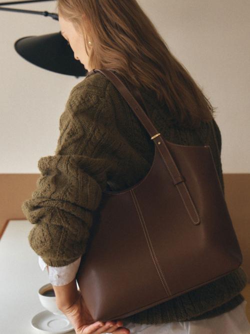 90 Veneta Bag Medium Wood Brown