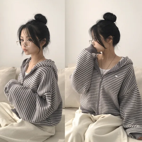 [왕폭닥🐰/귀여움가득] 보호본능 아방핏, 스트라이프 단가라 실버 와펜 펜던트 투웨이 루즈핏 울 후드집업 니트가디건 (2color)
