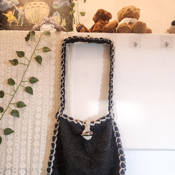 차콜 화이트 니트 크로스백